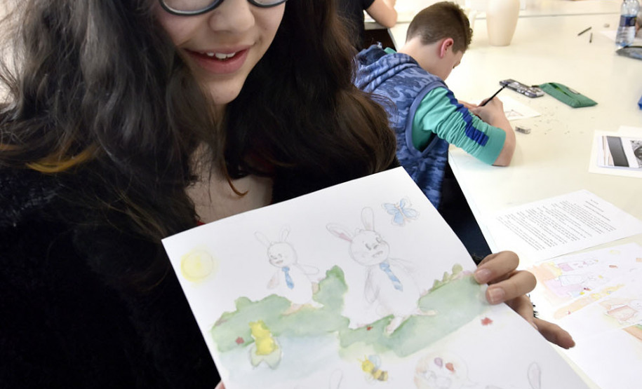 Camila Murakami mostra a página de desenho favorita que criou para o livro "O coelho e sua família encantada", de Noilves Araldi.