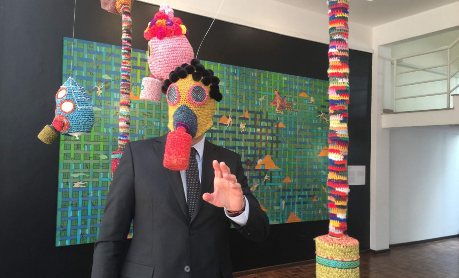 Pupa Série "Pupa" (2019) de Nomin Bold. Máscaras em lã tricotada, algodão, papel e plástico. Dimensões variadas (5 peças).