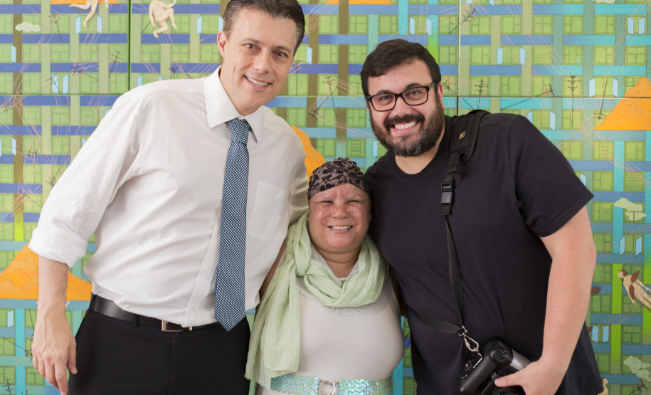 Exposição de Alessandra do Rocio Andrade O diretor do Centro Juvenil de Artes Luiz Gustavo Vidal Pinto, a estagiária Alessandra do Rocio Andrade e o professor de fotografia, Aurélio Peluso.