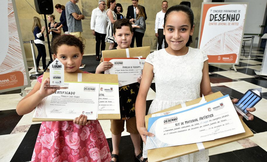 Os vencedores da Categoria Infantil recebem certificado, troféu e premiação. Da esquerda para a direita, Manuela Linck Rauber, Miguel Taborda Ribas Leocardio e Kathellen Juliane Gonçalves da Silva. Curitiba, 12 de novembro de 2019.