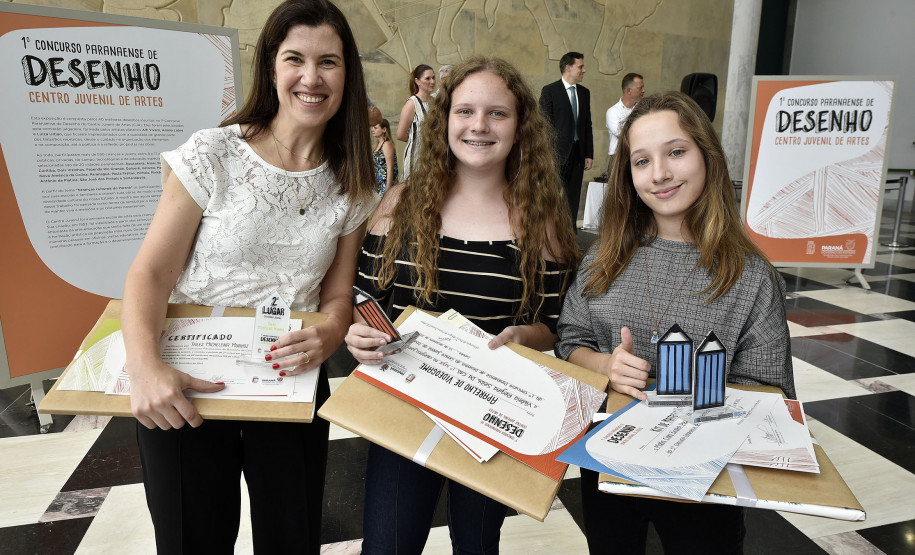 Os vencedores da Categoria Juvenil recebem certificado, troféu e premiação. Da esquerda para a direita, representante de Tales Michelena Munhoz, Vitória Regina Seibt Da Cas e Maria Clara Bicalho Patzsch. Curitiba, 12 de novembro de 2019.