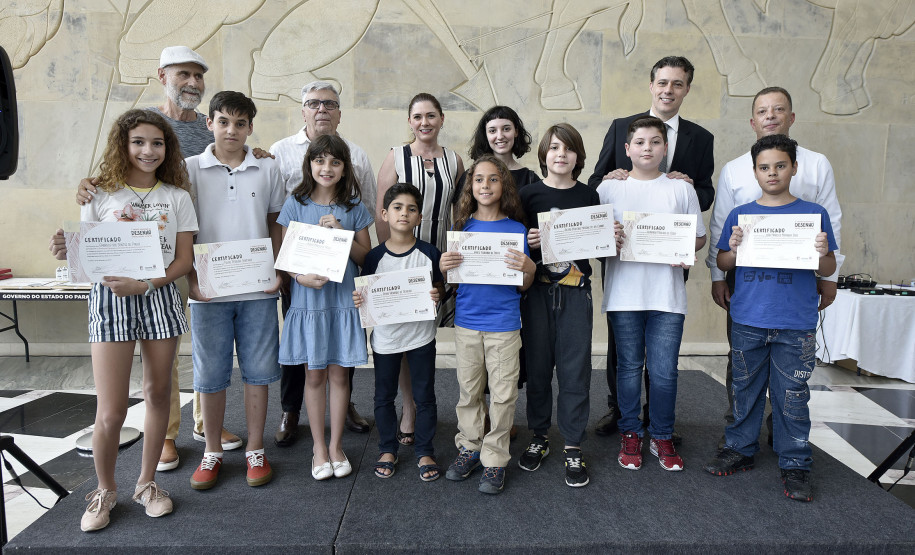Crianças da Categoria Infantil que tiveram seus desenhos selecionados para a exposição recebem certificado de participação no Concurso de Desenho do Centro Juvenil de Artes Plásticas. Curitiba, 12 de novembro de 2019.
