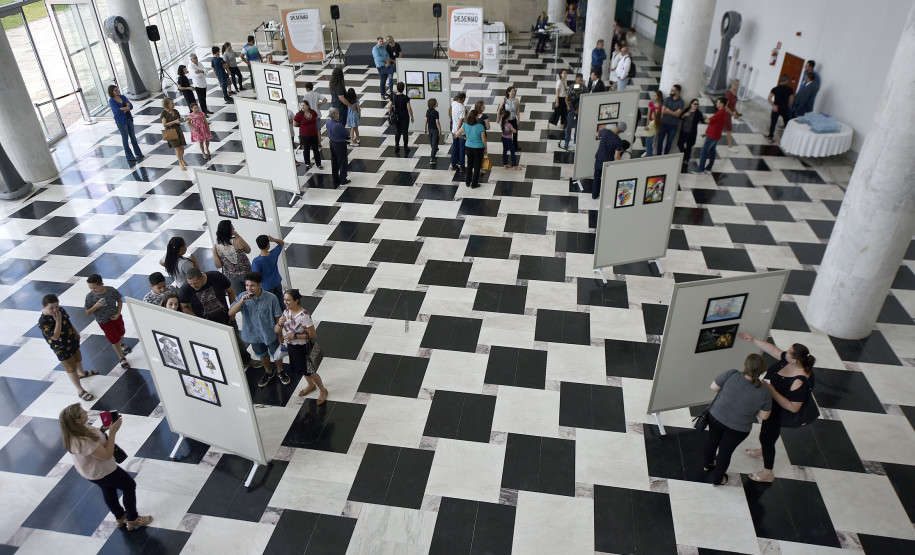 Exposição dos 40 melhores desenhos do Concurso Paranaense de Desenho no saguão de entrada do Palácio Iguaçu.