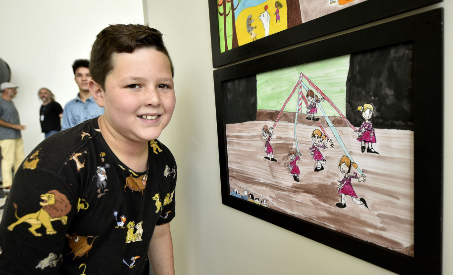Miguel Taborda Ribas Leocardio, vencedor da categoria infantil, ao lado de sua obra na abertura da exposição do Concurso de Desenho do Centro Juvenil de Artes. Curitiba, 12 de novembro de 2019.
