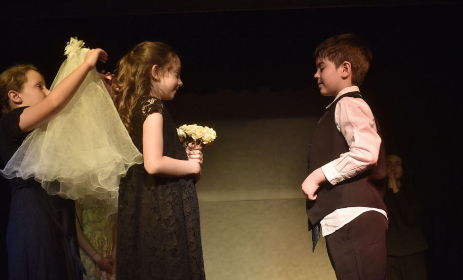 A vida de Guido Viaro encenada por crianças no Centro Juvenil de Artes