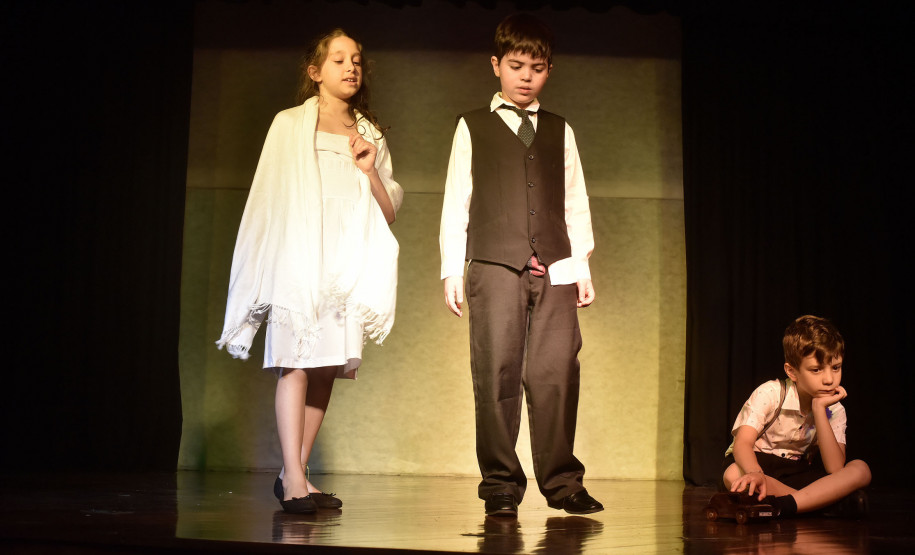 A vida de Guido Viaro encenada por crianças no Centro Juvenil de Artes