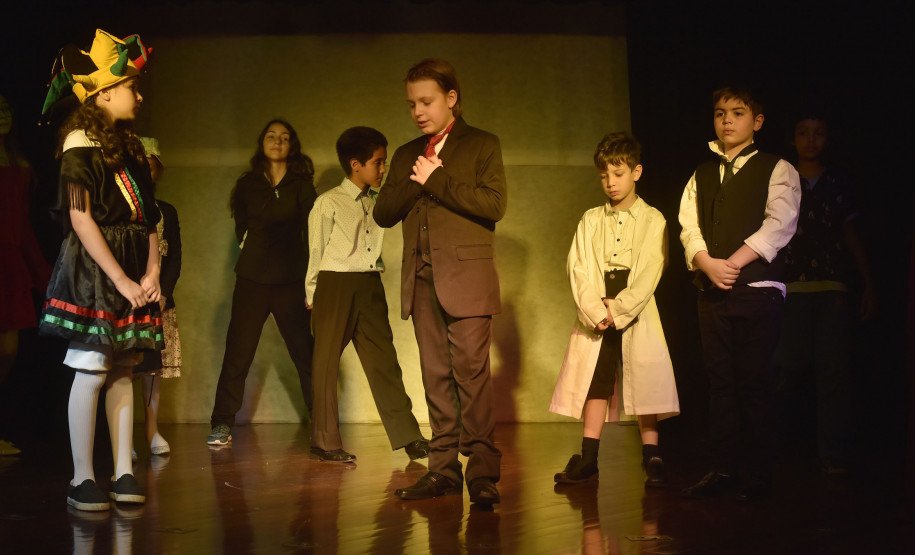 A vida de Guido Viaro encenada por crianças no Centro Juvenil de Artes