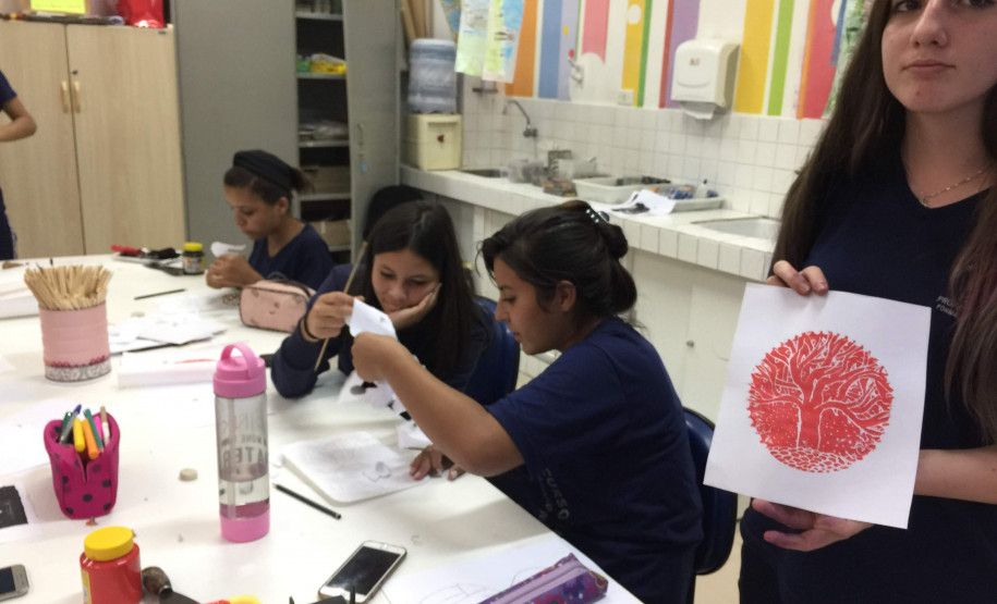 Parceria CJA e IEPPEP Os estudantes experimentam múltiplas linguagens artísticas durante o curso no Centro Juvenil.