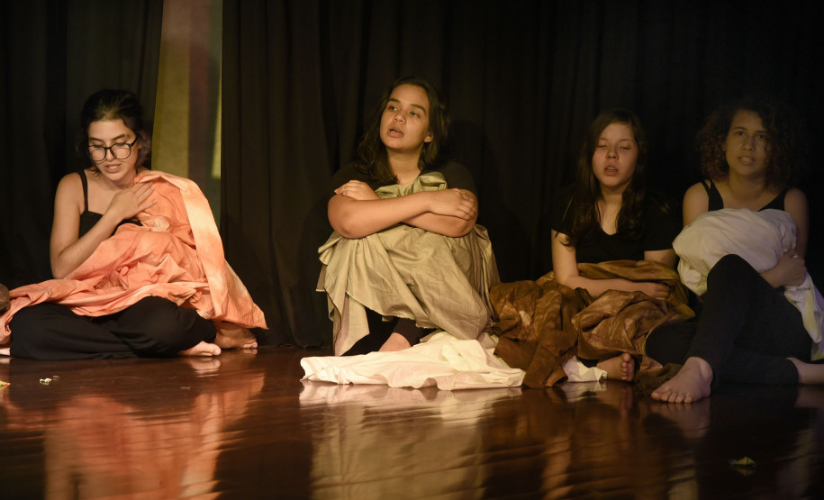 A peça aborda os invisibilizados, como as pessoas em situação de rua.