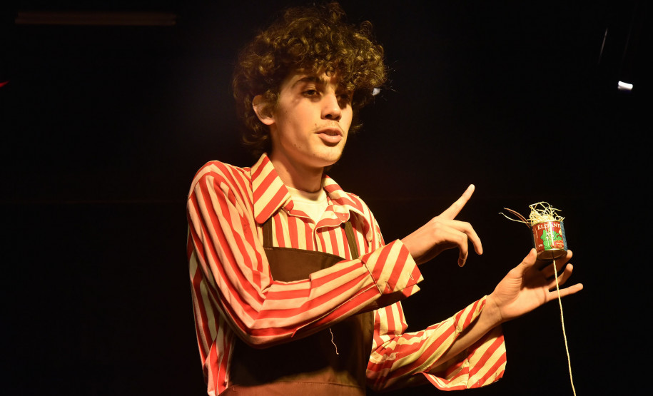 O jovem Victor Ferreira interpretou Hélio Leites.