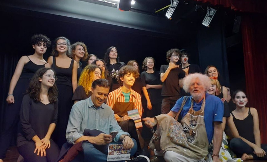 Peça Insignificâncias A apresentação contou com a presença ilustre do artista homenageado Hélio Leites, na foto junto ao diretor do CJA, Luiz Gustavo Vidal Pinto, a professora Monica Fernandes e os jovens atores.
