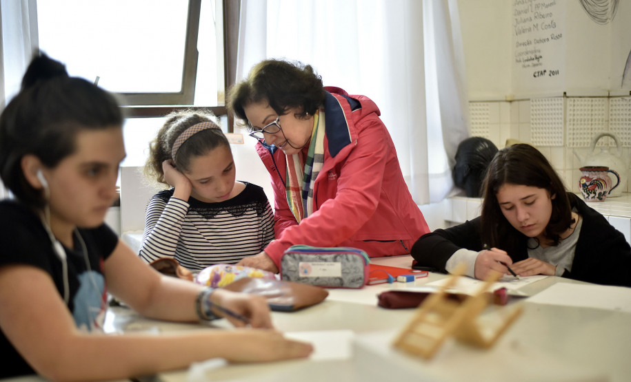 A professora Lurdinha Paglia orienta alunas do curso de Desenho.