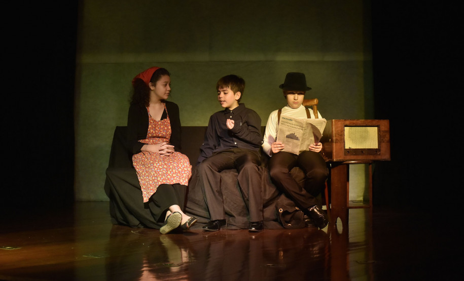 Crianças do curso de Teatro ensaiando peça sobre a vida de Guido Viaro.