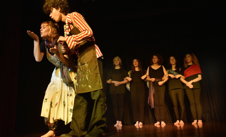 Turma juvenil do curso de teatro ensaia peça Insignificâncias em homenagem aos artistas populares Efigênia Rolim e Hélio Leites.