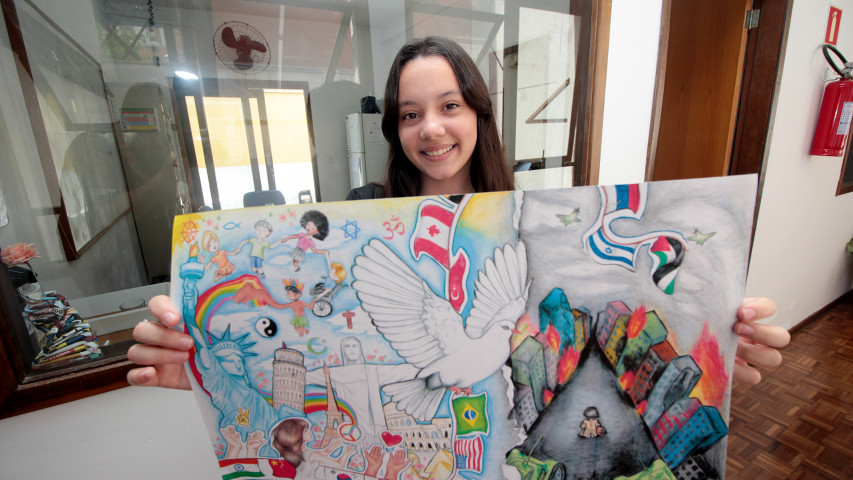 Aluna de desenho do Centro Juvenil de Artes Plásticas é vencedora paranaense de concurso internacional. Anderson Tozato/SEEC